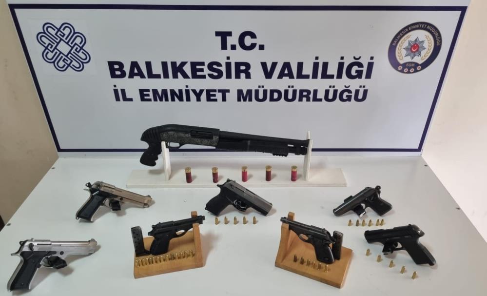 Burhaniye polisi suçlulara göz açtırmıyor Burhaniye İlçe Emniyet Müdürlüğü ekiplerinin son iki gün içinde yaptığı