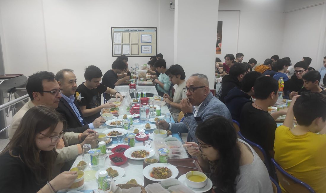 Ramazan ayının son günlerinde Fen Lisesi öğrencileriyle bir araya gelen