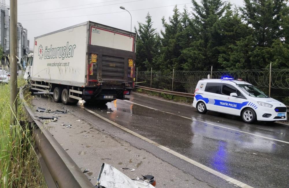 Sultanbeyli’de kamyon ile otomobil çarpıştı: 2 ölü, 4 yaralı Sultanbeyli’de kapalı kasa kamyon ile bir otomobil yağmur nedeniyle kayganlaşan