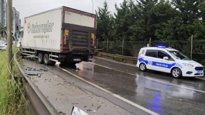  Sultanbeyli’de kapalı kasa kamyon ile bir otomobil yağmur nedeniyle kayganlaşan