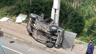 Bursa-Mudanya karayolunda kaldırımdaki direğe çarpan otomobil hurdaya döndü, araçtaki 2