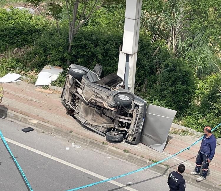 Hurdaya dönen araçtan sağ çıktılar Bursa-Mudanya karayolunda kaldırımdaki direğe çarpan otomobil hurdaya döndü, araçtaki 2