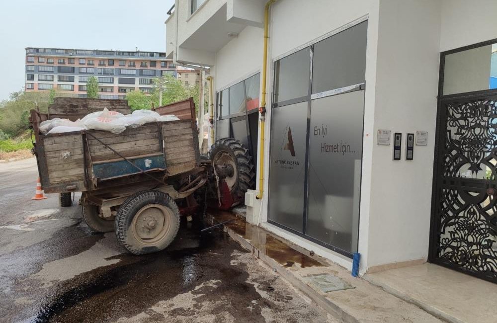 Karacabey’de Kontrolden çıkan traktör kaza yaptı: 2 yaralı Karacabey’de yokuş aşağı inerken kontrolden çıkan traktörün kaza yapması sonucu
