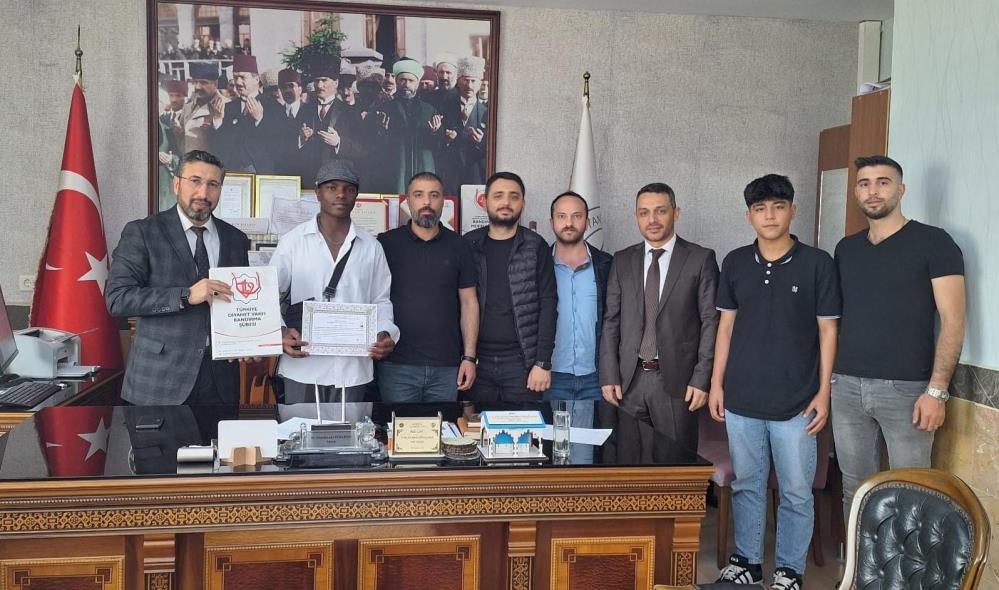 Bandırma’da Kamerunlu Narcisse Müslüman oldu Bandırma’da Müslüman olan Kamerunlu Narcisse Notuom Defo için ihtida merasimi