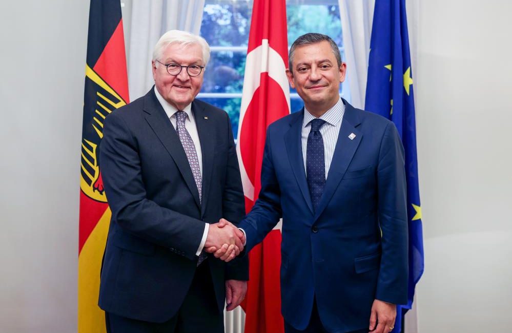 CHP Genel Başkanı Özel, Almanya Cumhurbaşkanı Steinmeier ile görüştü CHP Genel Başkanı Özgür Özel, Almanya Cumhurbaşkanı Frank-Walter Steinmeier ile
