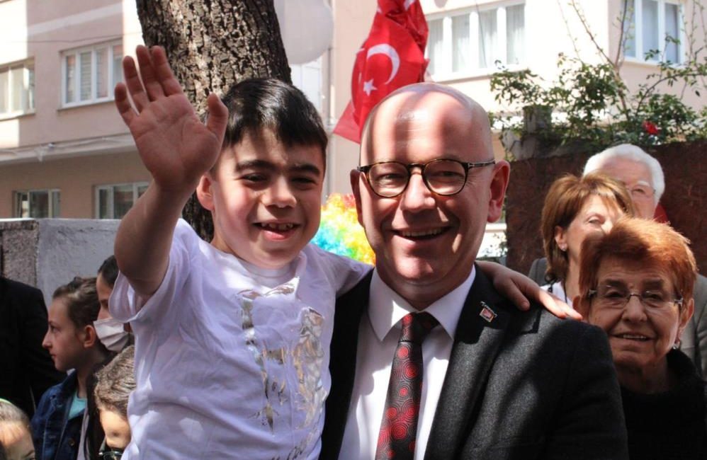 Sarı: “Bağımsızlığımızın sembolü çocuklarımızın bayramı kutlu olsun” CHP Balıkesir Milletvekili Serkan Sarı, Ulusal Egemenlik ve Çocuk Bayramını