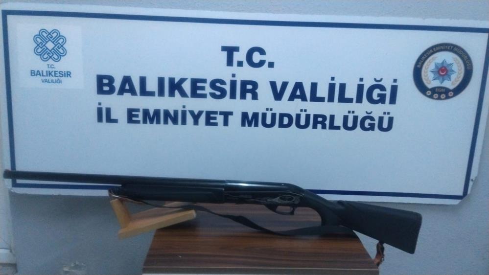 Edremit’te iki grup arasında çıkan silahlı kavgada 3 kişi tutuklandı Edremit’te iki grup arasında çıkan silahlı kavgada gözaltına alınan 5