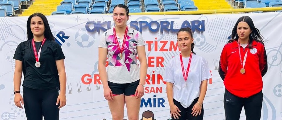 Erdek Atletik NYZ Spor Kulübü sporcuları, İzmir’de dereceler elde etti Erdek’te spor faaliyetlerini sürdüren Erdek Atletik NYZ Spor Kulübü öğrencileri,