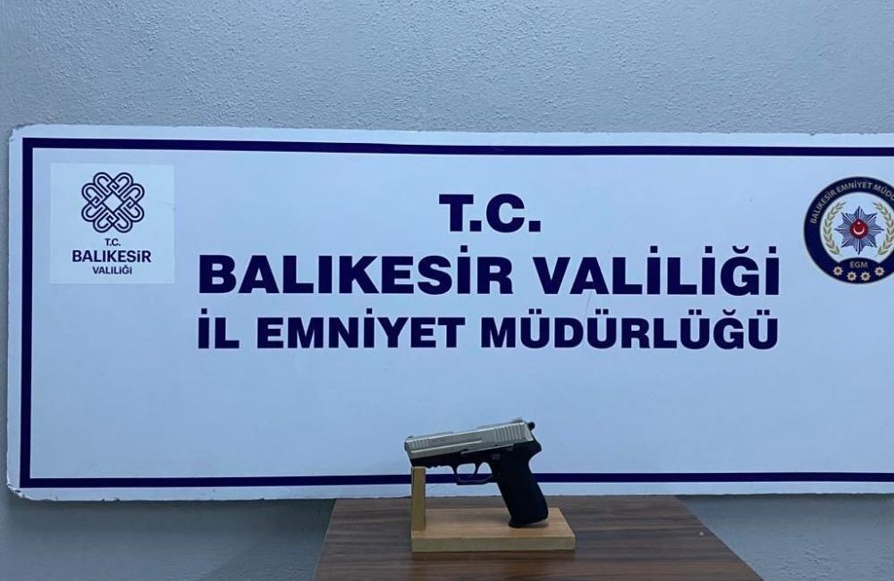Motosikleti üzerinde kurusıkı tabanca ile havaya ateş açan şahıs gözaltına alındı Edremit ‘te motosikleti ile seyir halindeyken kuru sıkı tabanca ile