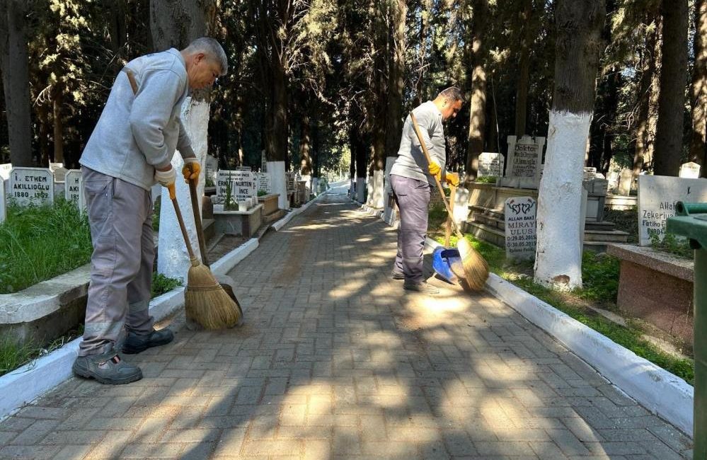 Edremit’te şehitlik ve mezarlıklara bayram bakımı Edremit Belediye Başkanı Mehmet Ertaş’ın talimatıyla kent genelindeki mezarlık ve