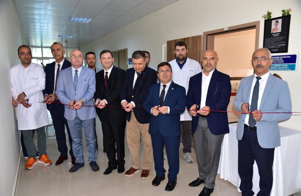 Tıp Fakültesinde bir hayırsever tarafından hücre kültürü laboratuvarı açıldı Balıkesir Üniversitesi Tıp Fakültesine; eğitim, uygulama ve araştırma çalışmalarında kullanılabilecek