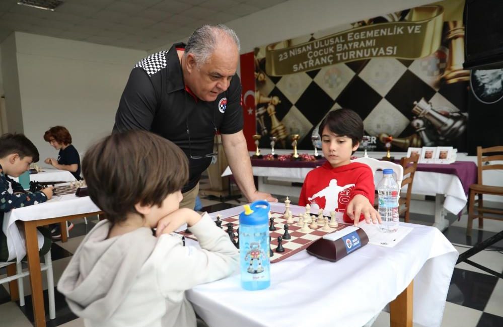 Burhaniye Belediyesi 23 Nisan Ulusal Egemenlik ve Çocuk Bayramı Satranç Turnuvası yapıldı 23 Nisan Ulusal Egemenlik ve Çocuk Bayramı dahilinde Ahmet Akın