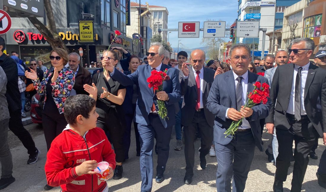Bandırma Belediye Başkanı Dursun Mirza, mazbatasını almasının ardından Cumhuriyet Meydanı’nda