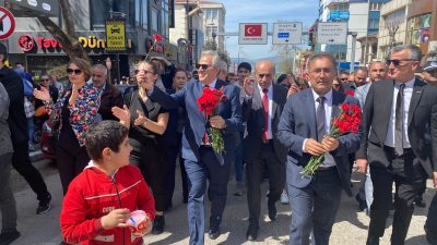 Bandırma Belediye Başkanı Dursun Mirza, mazbatasını almasının ardından Cumhuriyet Meydanı’nda