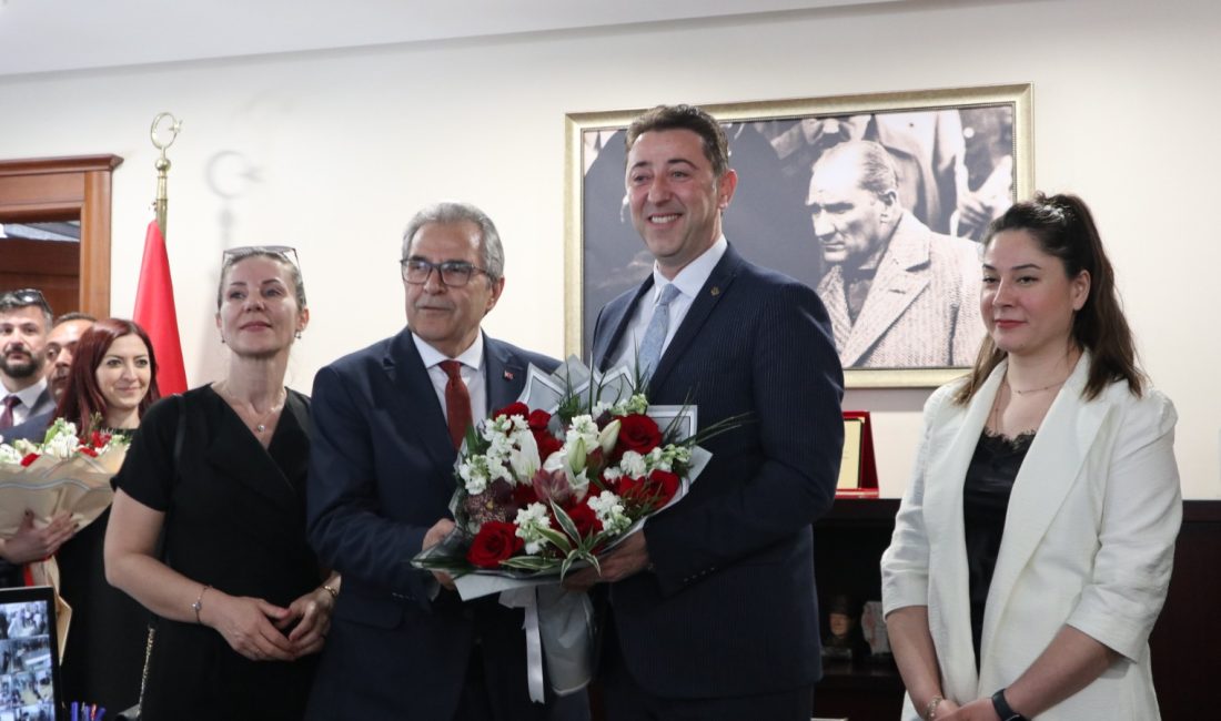 Tolga Tosun’dan görevi devralan Bandırma Belediye Başkanı Dursun Mirza, “Dördüncü