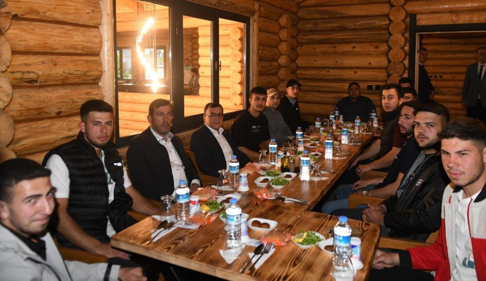 Başkan Hakan Şehirli askere giden gençlerle buluştu Altıeylül Belediyesi, vatani görevini yapmak için askere gidecek gençlere yönelik