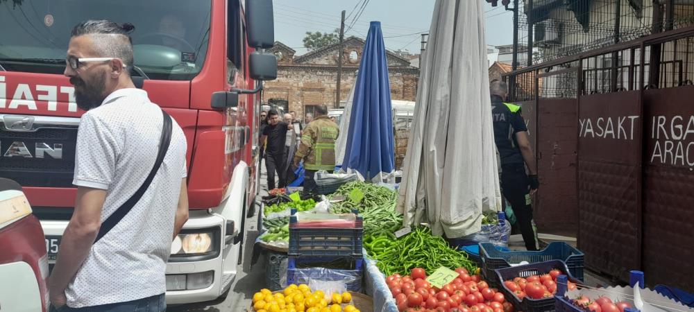 Edremit’te pazar yerinde yangın paniği Edremit semt pazarında çıkan yangın paniğe neden oldu.Edinilen bilgiye göre