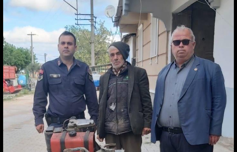 Karacabey’de Tarladan su motoru çalan hırsızlar yakalandı Karacabey’de Ova Esemen Mahallesi’nde bir çiftçiye ait çalınan su motoru