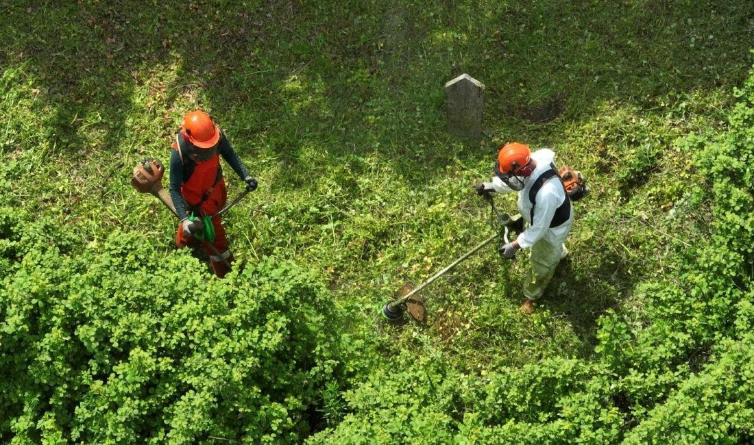 Balıkesir’deki mezarlıklarda bakım ve temizlik çalışmaları başladı Balıkesir Büyükşehir Belediyesi, şehrin genelindeki 123 mezarlığın bakım ve temizliği