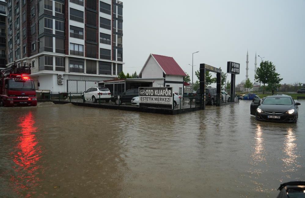 Edremit’te öğlen saatlerinde etkili olan sağanak yağış nedeniyle birçok cadde