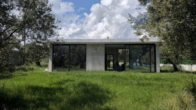 Edremit’te zeytinlik vasfında denize sıfır kiralan yere, kullanım dışı villa