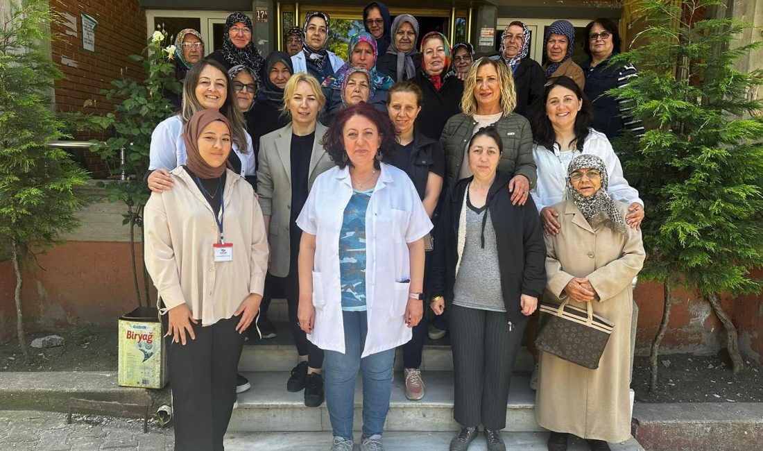 Akçapınar Mahallesi’nde Bandırma Belediyesi tarafından düzenlenen meme kanseri eğitiminde kadınlar