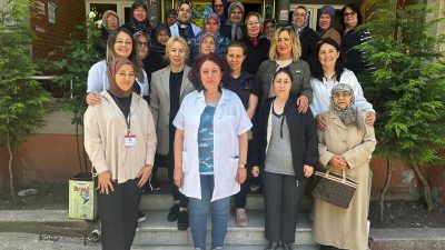 Akçapınar Mahallesi’nde Bandırma Belediyesi tarafından düzenlenen meme kanseri eğitiminde kadınlar