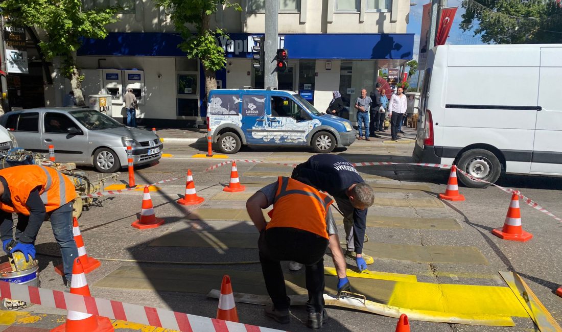 Trafik ışıklarındaki uzun süredir rengi belli olmayan yaya geçidinin boyaları