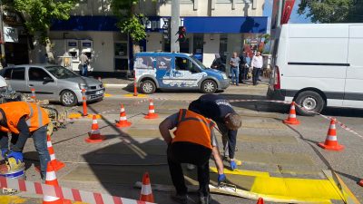 Trafik ışıklarındaki uzun süredir rengi belli olmayan yaya geçidinin boyaları