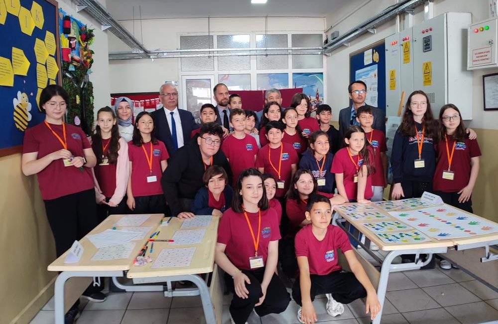 Karesi Ortaokulunda ‘Görsel Sanatlar’ sergisi açıldı Balıkesir Karesi Ortaokulu öğrencileri tarafından yürütülen “Beyin Egzersizleri ile Kuşaklararası