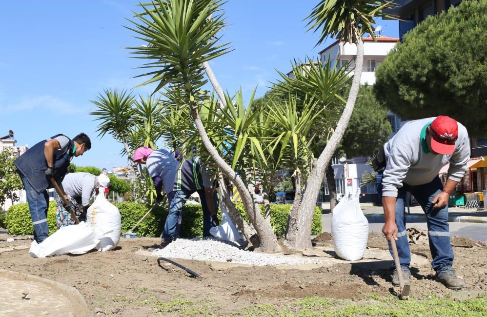 Burhaniye, yaz mevsimine hazırlanıyor Burhaniye Belediyesi Park ve Bahçeler Müdürlüğü ekipleri, ilçe genelinde yoğun