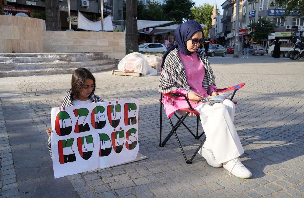 Cumhuriyet Meydanında Filistin için sessiz eylem Filistin’de yaşanan insanlık vahşetine dikkat çekmek için harekete geçen bir