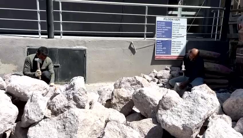 İnşaat işçileri ekmek parası için 1 Mayıs’ta taş kırdı Tüm Türkiye’de 1 Mayıs Emek ve Dayanışma Günü çeşitli etkinlikler