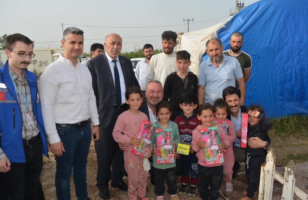 Mevsimlik tarım işçilerinin sorunları yerinde dinlenildi Karacabey Kaymakamı Hakan Kafkas ve Belediye Başkanı Fatih Karabatı’dan oluşan