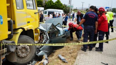  Balıkesir Edremit-İzmir karayolunda bir otomobil kamyona çarptı. İlk belirlemelere göre,