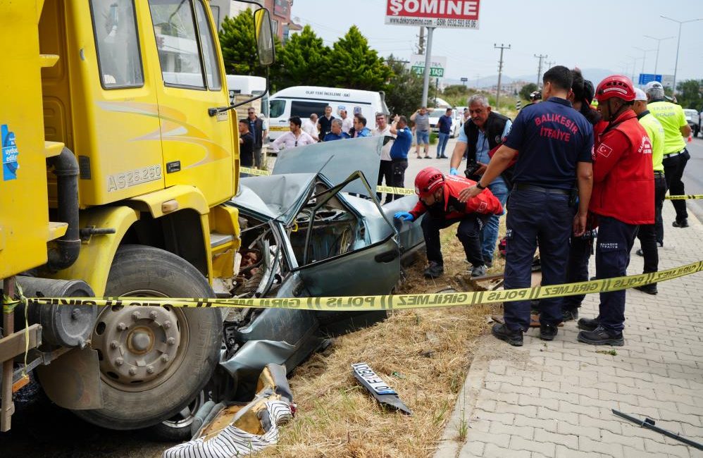 Balıkesir- İzmir yolunda trafik kazası: 3 ölü, 1 yaralı Balıkesir Edremit-İzmir karayolunda bir otomobil kamyona çarptı. İlk belirlemelere göre,