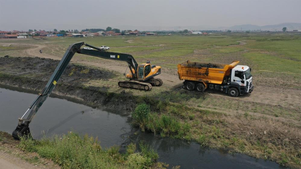 Koku yapan kanala büyükşehir müdahale etti Balıkesir Büyükşehir Belediye Başkanı Ahmet Akın, Yakupköy halkına verdiği kanal