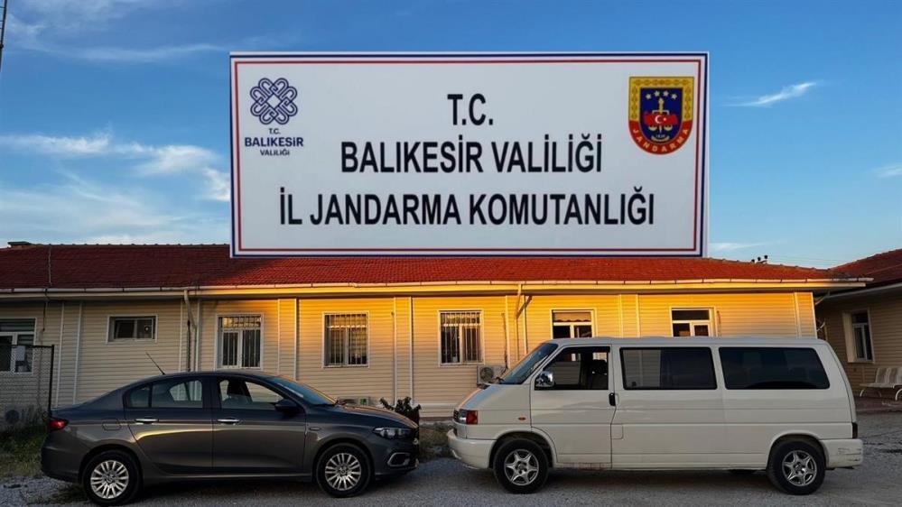 Ayvalık’ta 15 göçmen ve 2 yabancı uyruklu organizatör yakalandı Ayvalık’ta, yasa dışı yollarla Yunanistan’ın Midilli Adası’na gitmek isteyen 15
