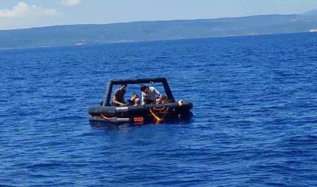 Balıkesir açıklarında Yunanistan unsurları tarafından geri itilen 7’si çocuk, 21 düzensiz göçmen kurtarıldı Ayvalık açıklarında Yunanistan unsurları tarafından geri itilen 21 düzensiz göçmen