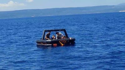 Ayvalık açıklarında Yunanistan unsurları tarafından geri itilen 21 düzensiz göçmen