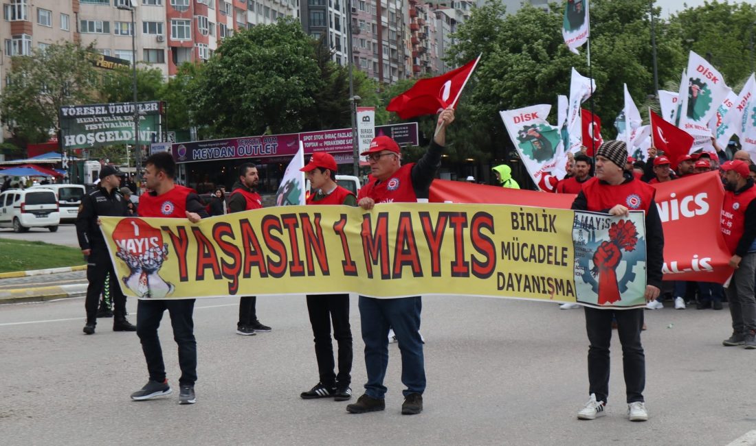 Bandırma’da, 1 Mayıs İşçi Bayramı dolayısıyla gerçekleştirilen yürüyüşe binlerce vatandaş