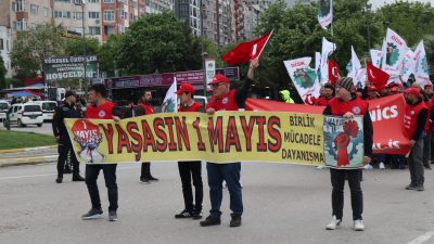 Bandırma’da, 1 Mayıs İşçi Bayramı dolayısıyla gerçekleştirilen yürüyüşe binlerce vatandaş