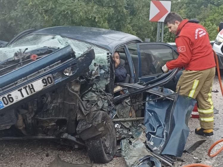 Gönen’de trafik kazası:Tırın dorsesi otomobili biçti Gönen’de tır ve otomobilin karıştığı trafik kazasında 3 kişi yaralandı. Gönen
