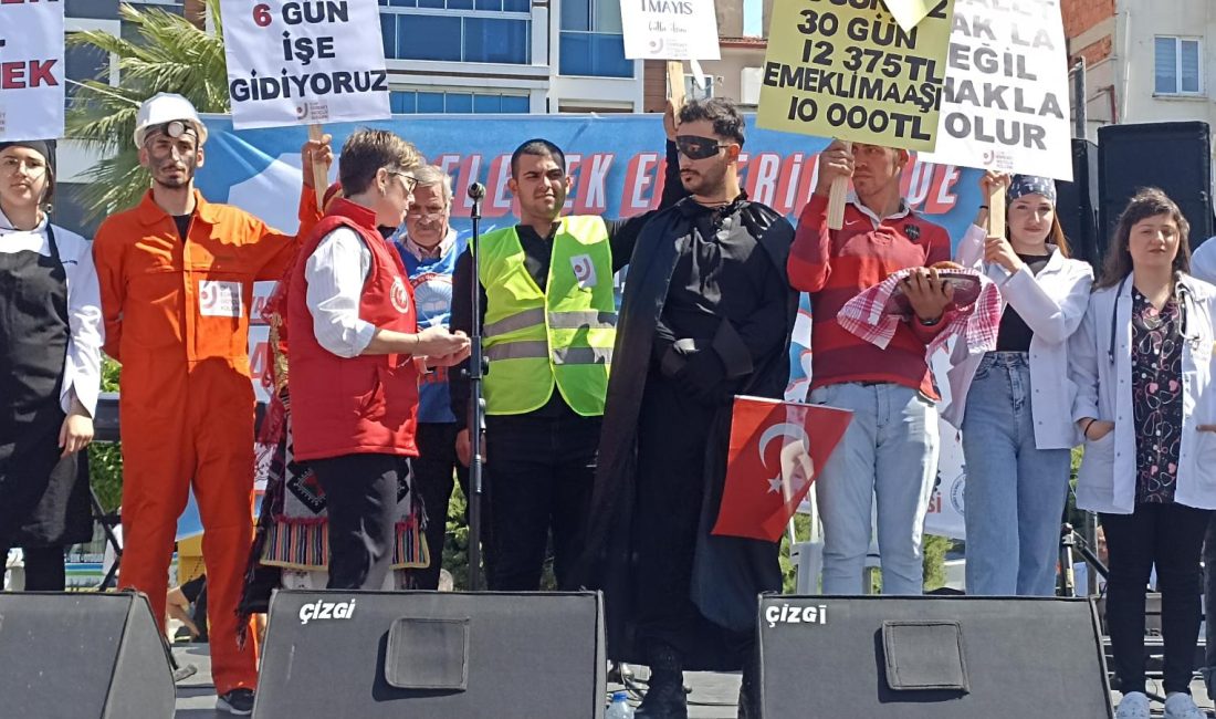 1 Mayıs kutlamalarına çizgi film ve sinema kahramanı Zoro kıyafeti ile katıldı Balıkesir’in Edremit’te 1 Mayıs Emek ve Dayanışma Günü düzenlenen kortej