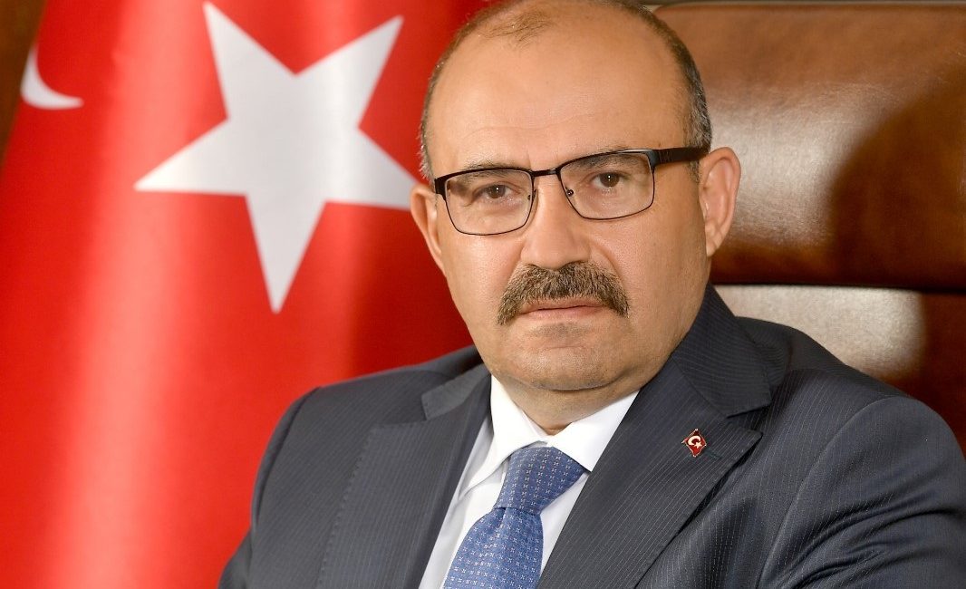 Ustaoğlu, İstanbul’un fethedilişinin yıl dönümünü kutladı Balıkesir Valisi İsmail Ustaoğlu, Fatih Sultan Mehmed Han tarafından 29