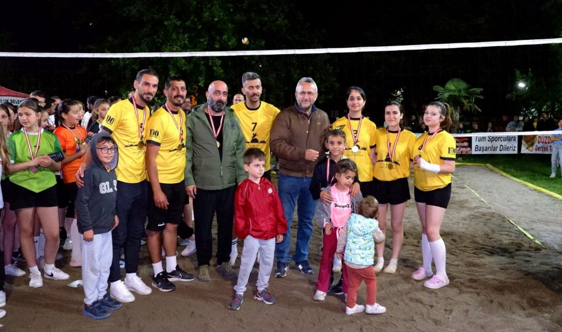 Susurluk’ta voleybol şampiyonu “Bandırma Vapuru” oldu Susurluk’ta düzenlenen Plaj Voleybolu Turnuvası’nda sporcular, kıran kırana mücadele etti.
