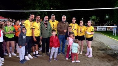 Susurluk’ta düzenlenen Plaj Voleybolu Turnuvası’nda sporcular, kıran kırana mücadele etti.
