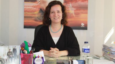 Bandırmalı Avukat Merve Polat, Balıkesir’de bir zincir restoranda motorkurye olarak