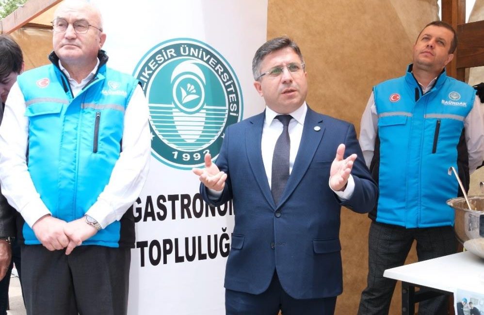 Ata Emre Akman için anma programı gerçekleştirildi Uğradığı saldırı sonucu hayatını kaybeden Balıkesir Üniversitesi Turizm Fakültesi Turizm