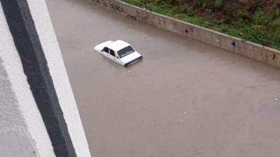 Ankara’da akşam saatlerinde etkili olan sağanak nedeniyle cadde ve sokaklar